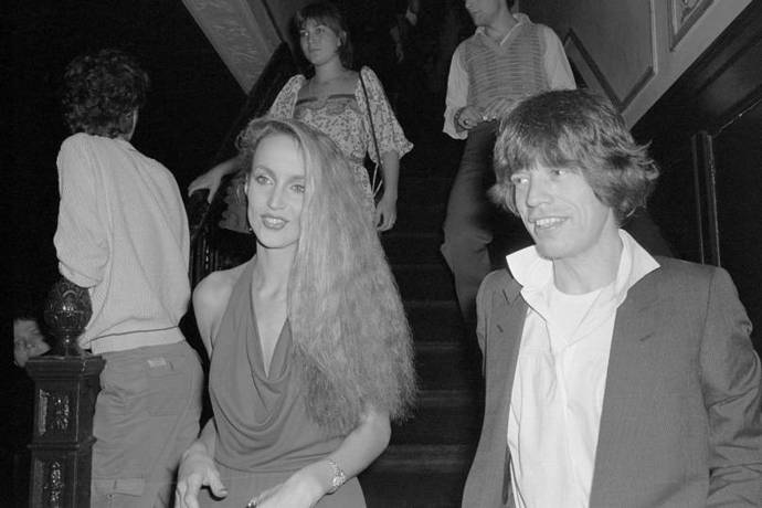 1978

tehdejší modelka Jerry Hall se svým budoucím manželem Mickem Jaggerem (vzali se v roce 1990), s Mickem má Jerry čtyři děti

v roce 2016 se vdala za mediálního magnáta Rupperta Murdocha

