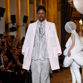 OBLEKY NEJEN PRO PÁNY

Thom Browne

Kombinace dvou lehkých lněných sak v odlišné délce a barevnosti, ale stále v přírodních tónech, působí spolu s kratšími kalhoty svěže a neokoukaně.

