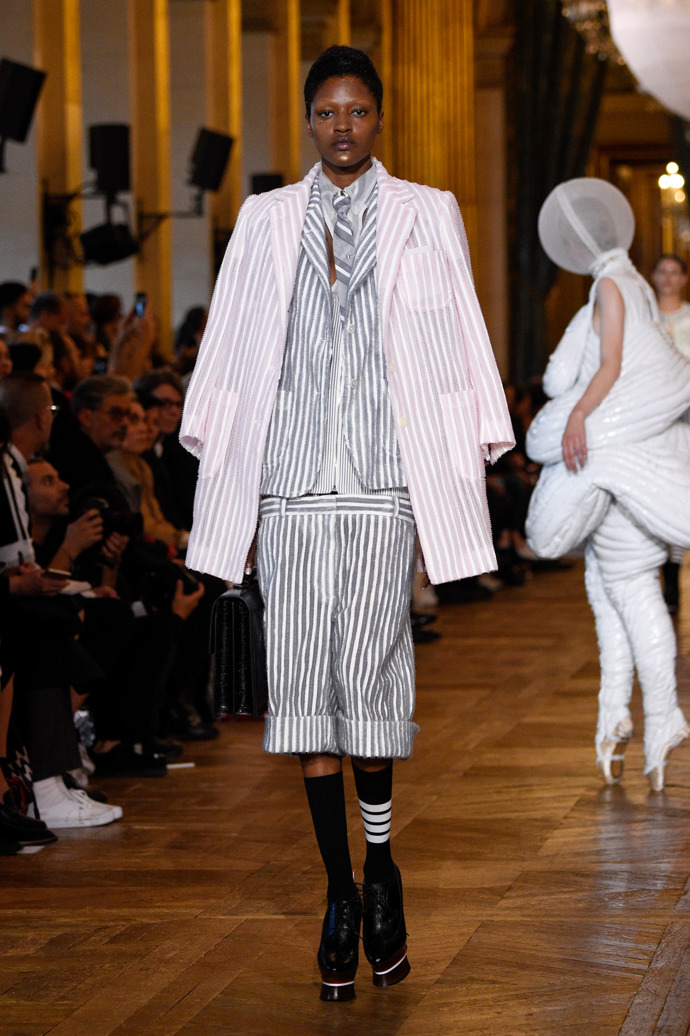 OBLEKY NEJEN PRO PÁNY

Thom Browne

Kombinace dvou lehkých lněných sak v odlišné délce a barevnosti, ale stále v přírodních tónech, působí spolu s kratšími kalhoty svěže a neokoukaně.
