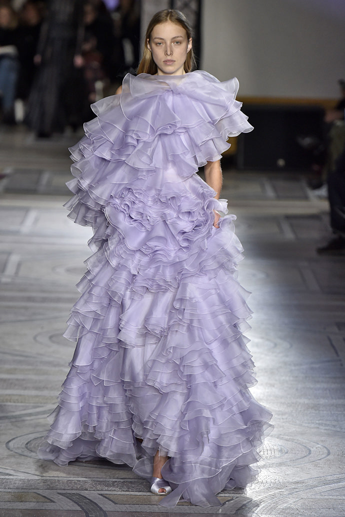 VLNKY, VLNY, VOLÁNY

Giambattista Valli

Volány jsou ženské, jemné, elegantní, ale hlavně jsou v kurzu. S těmi se to se to nedá přehnat! Jejich půvab vynikne hlavně při pohybu.
