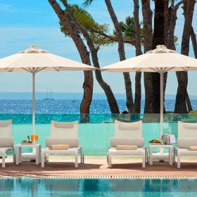ME Mallorca
Tento luxusní stylový resort na Mallorce je skvělý pro ty, kdo by chtěli zkombinovat odpočinek s občasnými večírky. Leží hned vedle známé Nikki Beach, takže čas můžete trávit jak u bazénu, tak u moře. ME Mallorca si nejlépe užijete, pokud sem vyrazíte s kamarádkami. Ráno si zajdete na lekci jógy, poté na masáž, odpoledne na pláž a večer na koktejl. Určitě se hodí zde zůstat přes víkend, protože u bazénu hrají místní DJs a vy si můžete užívat výborné jídlo a drinky.
ME Mallorca
Tento luxusní stylový resort na Mallorce je skvělý pro ty, kdo by chtěli zkombinovat odpočinek s občasnými večírky. Leží hned vedle známé Nikki Beach, takže čas můžete trávit jak u bazénu, tak u moře. ME Mallorca si nejlépe užijete, pokud sem vyrazíte s kamarádkami. Ráno si zajdete na lekci jógy, poté na masáž, odpoledne na pláž a večer na koktejl. Určitě se hodí zde zůstat přes víkend, protože u bazénu hrají místní DJs a vy si můžete užívat výborné jídlo a drinky.