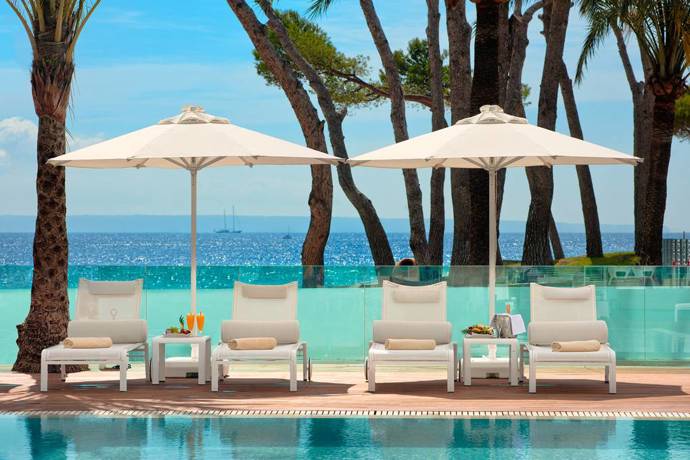 ME Mallorca

Tento luxusní stylový resort na Mallorce je skvělý pro ty, kdo by chtěli zkombinovat odpočinek s občasnými večírky. Leží hned vedle známé Nikki Beach, takže čas můžete trávit jak u bazénu, tak u moře. ME Mallorca si nejlépe užijete, pokud sem vyrazíte s kamarádkami. Ráno si zajdete na lekci jógy, poté na masáž, odpoledne na pláž a večer na koktejl. Určitě se hodí zde zůstat přes víkend, protože u bazénu hrají místní DJs a vy si můžete užívat výborné jídlo a drinky.
