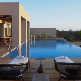 Anazoe Spa, Costa Navarino, Řecko
4000 metrů čtverečních velké lázně, přičemž do některých bazénů se dá vstoupit přímo z pokojů. Kromě toho zde najdete typické řecké taverny či kavárny ve vesnickém stylu, takže sem můžete jet i kvůli atmosféře známé z filmu Mamma Mia!. Costa Navarino se může pyšnit vlastním olivovým olejem, který se vyrábí z místních olivovníků. I proto se olivový olej využívá i při procedurách v lázních Anazoe. Až odsud budete odjíždět, budete se cítit zdravější.
Anazoe Spa, Costa Navarino, Řecko
4000 metrů čtverečních velké lázně, přičemž do některých bazénů se dá vstoupit přímo z pokojů. Kromě toho zde najdete typické řecké taverny či kavárny ve vesnickém stylu, takže sem můžete jet i kvůli atmosféře známé z filmu Mamma Mia!. Costa Navarino se může pyšnit vlastním olivovým olejem, který se vyrábí z místních olivovníků. I proto se olivový olej využívá i při procedurách v lázních Anazoe. Až odsud budete odjíždět, budete se cítit zdravější.