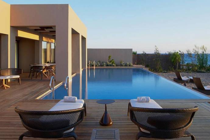 Anazoe Spa, Costa Navarino, Řecko

4000 metrů čtverečních velké lázně, přičemž do některých bazénů se dá vstoupit přímo z pokojů. Kromě toho zde najdete typické řecké taverny či kavárny ve vesnickém stylu, takže sem můžete jet i kvůli atmosféře známé z filmu Mamma Mia!. Costa Navarino se může pyšnit vlastním olivovým olejem, který se vyrábí z místních olivovníků. I proto se olivový olej využívá i při procedurách v lázních Anazoe. Až odsud budete odjíždět, budete se cítit zdravější.

