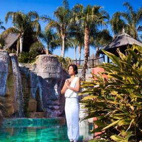 Asia Gardens Hotel & Thai Spa, Costa Blanka, Španělsko
V těchto lázních zažijete atmosféru Thajska a ani nebudete muset absolvovat jedenáctihodinový let. Najdete zde šest bazénů, tři tropické zahrady a devět restaurací. Vyrazit sem můžete s partnerem nebo kamarádkou, užijete si masáže a zjistíte, co je to ten pravý zen. A vůbec nepoznáte, že jste "jenom" ve Španělsku.
Asia Gardens Hotel & Thai Spa, Costa Blanka, Španělsko
V těchto lázních zažijete atmosféru Thajska a ani nebudete muset absolvovat jedenáctihodinový let. Najdete zde šest bazénů, tři tropické zahrady a devět restaurací. Vyrazit sem můžete s partnerem nebo kamarádkou, užijete si masáže a zjistíte, co je to ten pravý zen. A vůbec nepoznáte, že jste "jenom" ve Španělsku.