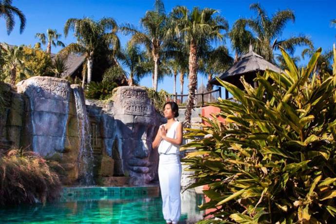 Asia Gardens Hotel & Thai Spa, Costa Blanka, Španělsko

V těchto lázních zažijete atmosféru Thajska a ani nebudete muset absolvovat jedenáctihodinový let. Najdete zde šest bazénů, tři tropické zahrady a devět restaurací. Vyrazit sem můžete s partnerem nebo kamarádkou, užijete si masáže a zjistíte, co je to ten pravý zen. A vůbec nepoznáte, že jste "jenom" ve Španělsku.
