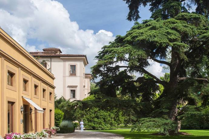 Four Seasons Hotel, Florencie, Itálie

Říká se, že se tyto lázně nacházejí v budově, kde v 15. století sídlil proslulý rod Medicejských. Díky renesanční architektuře, pěstěným zahradám, starobylým stromům a obrazům se budete cítit jako v jiném století mezi italskou smetánkou. Romantičtější místo si k výletu se svým partnerem vybrat nemůžete.
