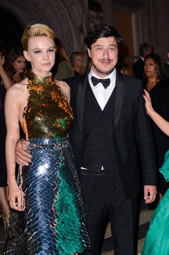 Carey Mulligan a Marcus Mumford

Carey a Marcus se potkali na koncertě kapely Mumford and Sons, kde je Marcus hlavním zpěvákem. Jejich svatbu naplánoval otec Marcuse na anglickém venkově a mezi hosty byli například Sienna Miller, Colin Firth nebo Jake Gyllenhaal.
