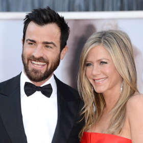 Jennifer Aniston a Justin Theroux

Po třech letech od zasnoubení se herečtí kolegové z filmu Tohle je ráj vzali večtvrti Bel Air v Los Angeles. Pozvali pár přátel, například Lisu Kudrow, Ellen DeGeneres, Lake Bell, Johna Krasinski a Emily Blunt. Řekli jim, že se budou slavit 44. narozeniny Justina Theroux. Místo toho se však pozvaní stali svatebčany.
