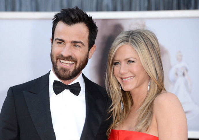 Jennifer Aniston a Justin Theroux

Po třech letech od zasnoubení se herečtí kolegové z filmu Tohle je ráj vzali večtvrti Bel Air v Los Angeles. Pozvali pár přátel, například Lisu Kudrow, Ellen DeGeneres, Lake Bell, Johna Krasinski a Emily Blunt. Řekli jim, že se budou slavit 44. narozeniny Justina Theroux. Místo toho se však pozvaní stali svatebčany.
