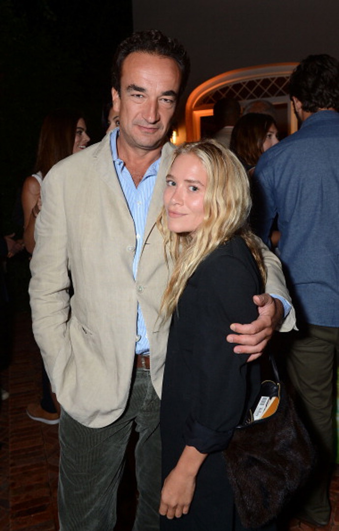 Mary-Kate Olsen a Olivier Sarkozy

Mary-Kate, které je 29 let, si v roce 2015 vzala o sedmnáct let staršího Oliviera Sarkozyho, bratra bývalého francouzského prezidenta Nicolase Sarkozyho. Soukromý obřad se odehrál na Manhattanu a následovala večeře v zahradě asi pro 50 lidí. Všichni hosté museli před vstupem odevzdat své mobily. Zasnoubili se v roce 2014 a sňatkem se tak Mary-Kate stala nevlastní matkou dvěma Sarkozyho dětem z prvního manželství. Nejvíce šokující věcí na celé svatbě ale nebyl věkový rozdíl snoubenců, nýbrž výzdoba, jejíž zadání bylo, podle New York Post, "mísy a mísy plné cigaret".
