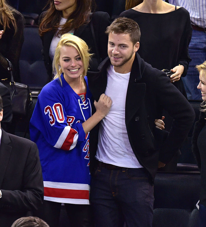 Margot Robbie a Tom Ackerley

Margot a Tom se potkali v roce 2013 při natáčení filmu Suite française, ale o jejich vztahu byli velmi diskrétní. Povídalo se, že se zasnoubili a tajně vzali v průběhu roku 2016, ale vloni Margot těmto drbům učinila jednou pro vždy konec, když magazínu Extra řekla o svých plánech se svatbou: "Nemůžu si v současnosti dovolit vzít ani den volna, takže tyhle věci budou muset počkat." Asi o čtyři měsíce později se Margot a Tom vzali v Byron Bay v Austrálii.
