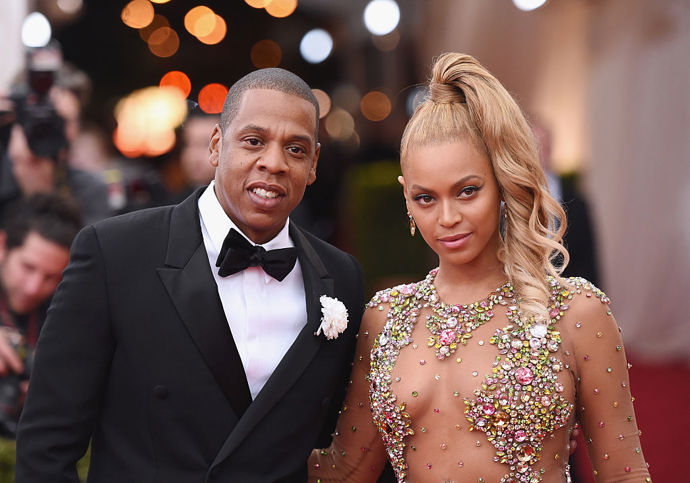 Beyoncé a Jay-Z

Přestože se od jejich svatby jejich vztah stal daleko veřejnější, v roce 2008 se tyto hudební hvězdy braly v bytě v New Yorku. Kdo navštívil turné On the Run, měl to štěstí vidět kousek z jejich svatebního videa.
