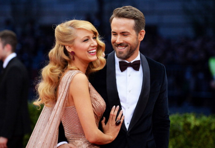 Blake Lively a Ryan Reynolds

Přestože Blake Lively nechala Marthu Stewart napsat o své svatbě do její knihy, jediné, co veřejnost ze svatby těchto dvou slavných herců viděla, byly krásné šaty od Marchesy, které měla Blake na sobě.
