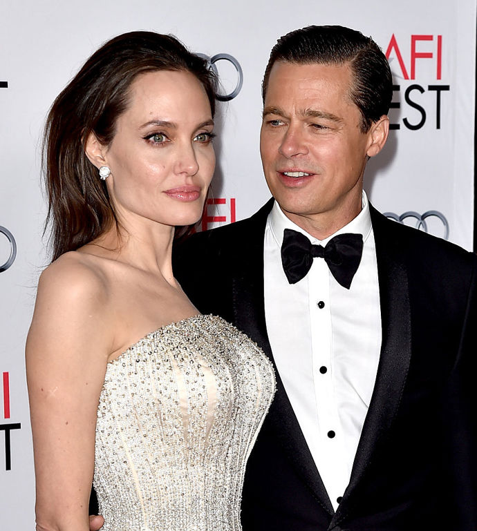 Angelina Jolie a Brad Pitt

Brad a Angelina hráli hru "vezmou se, nevezmou se?" dost dlouho. Říkali také, že se nevezmou, dokud nebude sňatek legální i pro gaye. Oficiálně oznámili zasnoubení v dubnu 2012, ale o samotné svatbě nic neprozradili. Jejich mluvčí nakonec potvrdil, že se svatba odehrála ve Francii v Château Miraval a že na ní samozřejmě nechyběly jejich děti.
