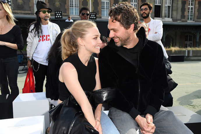 Amanda Seyfried a Thomas Sadoski

Amanda a Thomas se potkali v roce 2015 při natáčení muzikálu The Way We Get By a v roce 2016 se zasnoubili. Na začátku roku 2017 se vzali, ale neví se kde a kdy přesně.
