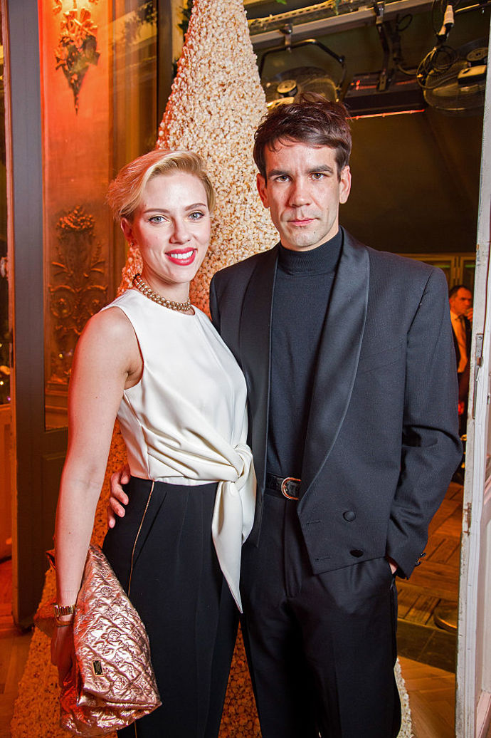 Scarlett Johansson a Romain Dauriac

Scarlett a její francouzský novinář se tajně vzali minulý rok v říjnu na ranči v Montaně. Pro Scarlett to ovšem nebyla první tajná svatba, v roce 2008 se tajně vdala za herce Ryana Reynoldse.
