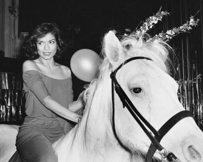 1977

Bianca Jagger na bílém koni na oslavě jejích narozenin ve Studiu 54

