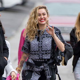 I zpěvačka Miley Cyrus propadla tomuto letnímu trendu!
