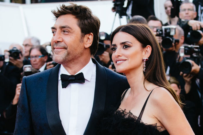 Penélope Cruz a Javier Bardem

Španělské filmové hvězdy se znaly dávno před tím, než by si vůbec pomyslely, že spolu budou žít. Vzali se tajně v roce 2010 na Bahamách a Penélope měla šaty od Johna Galliana.
