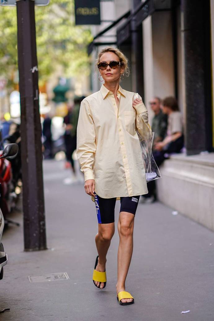 K tomu, abyste byla v létě stylová, vám stačí retro cyklistické šortky, oversized košile, průhledná shopper bag a zářivě žluté pantofle
K tomu, abyste byla v létě stylová, vám stačí retro cyklistické šortky, oversized košile, průhledná shopper bag a zářivě žluté pantofle