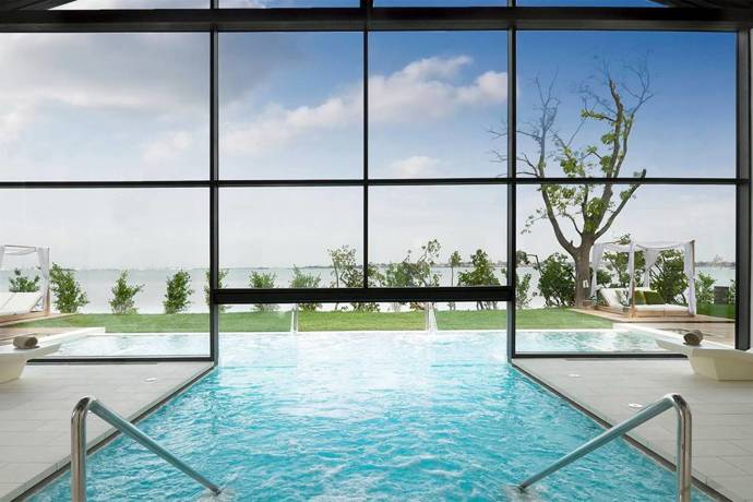 JW Marriott Venice Resort & Spa, Benátky, Itálie

Benátky jsou bezpochyby jedním z nejkrásnějších míst na světě, ale zvlášť v létě je tam až příliš mnoho turistů. Z úzkých uliček a mostů přes kanály můžete utéct do tohoto ráje na Isola Delle Rose. Navštivte zde Michelinskou restauraci Dopolavoro Dining Room (Itálie bez vína a těstovin není Itálie) nebo se zrelaxujte v oceněných lázních GOCO Spa Venice. 
