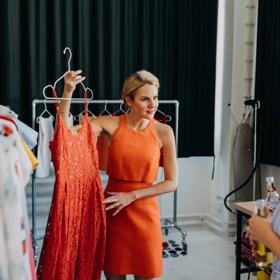 Po osvěžujícím drinku se holek ujal zkrášlující tým. Stylistka Dagmar Gabulová holkám vybrala šaty z kolekce H&M.
