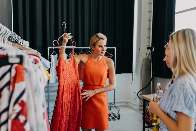 Po osvěžujícím drinku se holek ujal zkrášlující tým. Stylistka Dagmar Gabulová holkám vybrala šaty z kolekce H&M.
