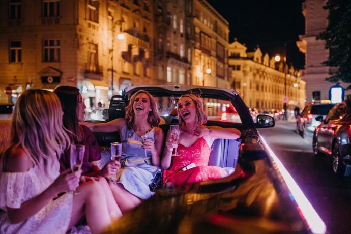 Lepší od odvoz než ten od Cabrio Limousine si holky nemohly přát
