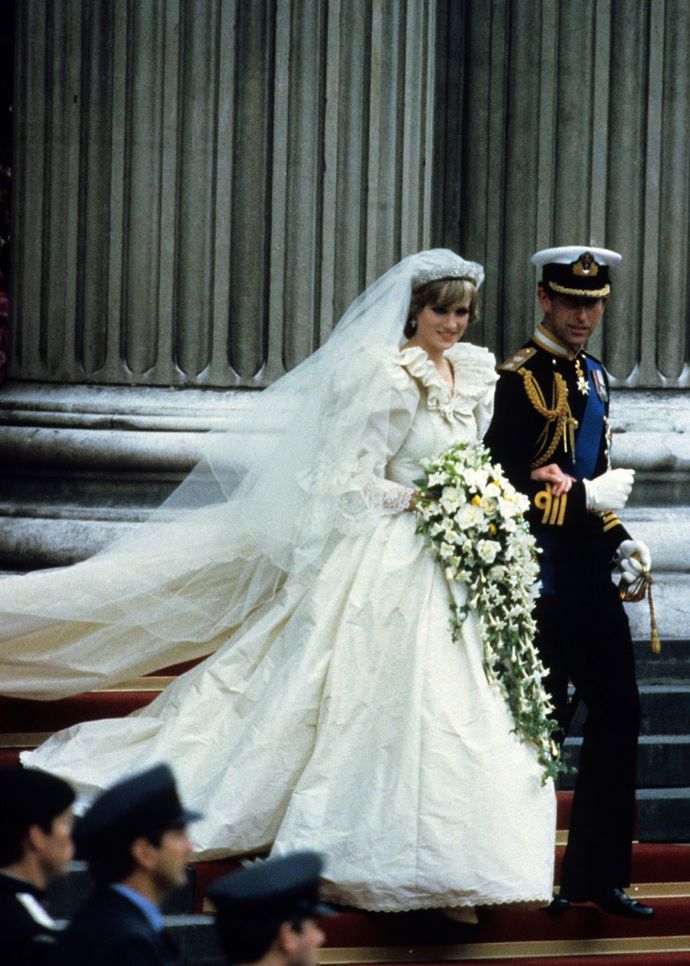 13. Vynechala některé pasáže ze svého slibu
Diana se nedržela zvyklostí (a započala tím tradici), když vynechala část ve svatebním slibu, kde slibuje, že bude "poslouchat" svého manžela. Místo toho řekla, že ho bude milovat, ctít a bude s ním v nemoci i ve zdraví.
13. Vynechala některé pasáže ze svého slibu
Diana se nedržela zvyklostí (a započala tím tradici), když vynechala část ve svatebním slibu, kde slibuje, že bude "poslouchat" svého manžela. Místo toho řekla, že ho bude milovat, ctít a bude s ním v nemoci i ve zdraví.