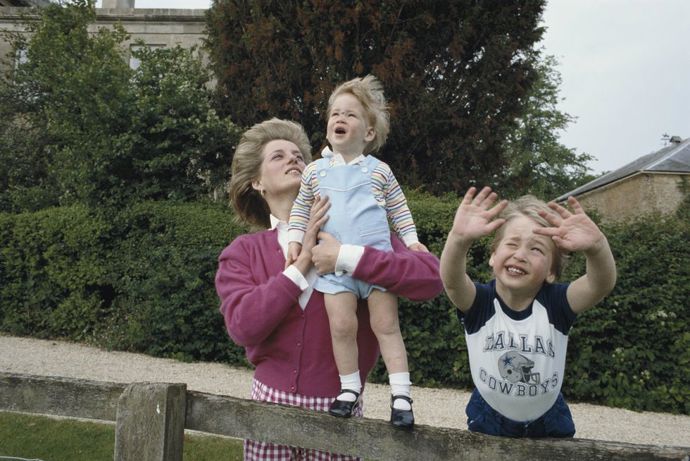 15. Její výchovný styl byl na královské poměry neobvyklý
Diana nebyla klasická královská matka. Byla odhodlaná vychovávat prince Williama a prince Harryho "normálně". Ujistila se, že zažijí věci, jako je třeba chodit do kina, do McDonald's nebo do zábavních parků. Aby měli zážitky, které by mohli sdílet se svými přáteli.
15. Její výchovný styl byl na královské poměry neobvyklý
Diana nebyla klasická královská matka. Byla odhodlaná vychovávat prince Williama a prince Harryho "normálně". Ujistila se, že zažijí věci, jako je třeba chodit do kina, do McDonald's nebo do zábavních parků. Aby měli zážitky, které by mohli sdílet se svými přáteli.