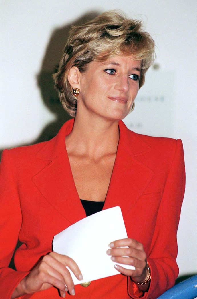 16. Vždy psala děkovné dopisy
Diana byla známá pro psaní děkovných karet každému, kdo jí dal dárek. Údajně napsala poděkování všem, kteří po narození přinesli princi Williamovi dary. Bylo jich tisíce. Některé ručně psané dopisy byly vydraženy od 2 000 do 2 000 000 dolarů, v závislosti na obsahu a jejich jedinečnosti.
16. Vždy psala děkovné dopisy
Diana byla známá pro psaní děkovných karet každému, kdo jí dal dárek. Údajně napsala poděkování všem, kteří po narození přinesli princi Williamovi dary. Bylo jich tisíce. Některé ručně psané dopisy byly vydraženy od 2 000 do 2 000 000 dolarů, v závislosti na obsahu a jejich jedinečnosti.