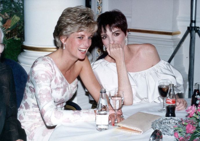 17. Měla mnoho slavných přátel
Diana měla mnoho přátel z řad celebrit. Patřil mezi ně např. Elton John, George Michael, Tilda Swinton a Liza Minelli. Diana se také znala s Kurtem Russellem a Goldie Hawn. S Williamem a Harrym musela na jejich ranči zůstat 10 dní, aby unikla bulvárním fotografům.
17. Měla mnoho slavných přátel
Diana měla mnoho přátel z řad celebrit. Patřil mezi ně např. Elton John, George Michael, Tilda Swinton a Liza Minelli. Diana se také znala s Kurtem Russellem a Goldie Hawn. S Williamem a Harrym musela na jejich ranči zůstat 10 dní, aby unikla bulvárním fotografům.