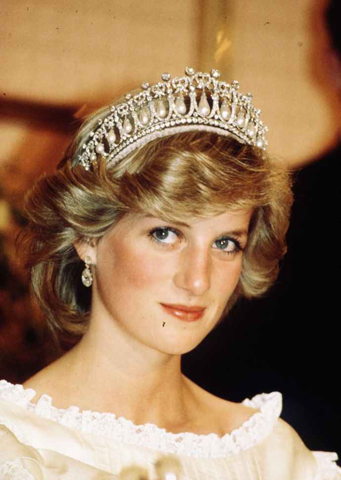 20. Její titul jí byl po rozvodu odebrán
Po rozvodu s princem Charlesem v roce 1996 jí byl ze jména odstraněn titul "její královská výsost". Netrvala na tom ale královna Alžběta II., jak by si mnozí mysleli. Bylo to přání Charlese. Podle podmínek jejich rozvodu se měla vzdát práva být královnou Anglie a být nazývána „její královskou výsostí".
20. Její titul jí byl po rozvodu odebrán
Po rozvodu s princem Charlesem v roce 1996 jí byl ze jména odstraněn titul "její královská výsost". Netrvala na tom ale královna Alžběta II., jak by si mnozí mysleli. Bylo to přání Charlese. Podle podmínek jejich rozvodu se měla vzdát práva být královnou Anglie a být nazývána „její královskou výsostí".