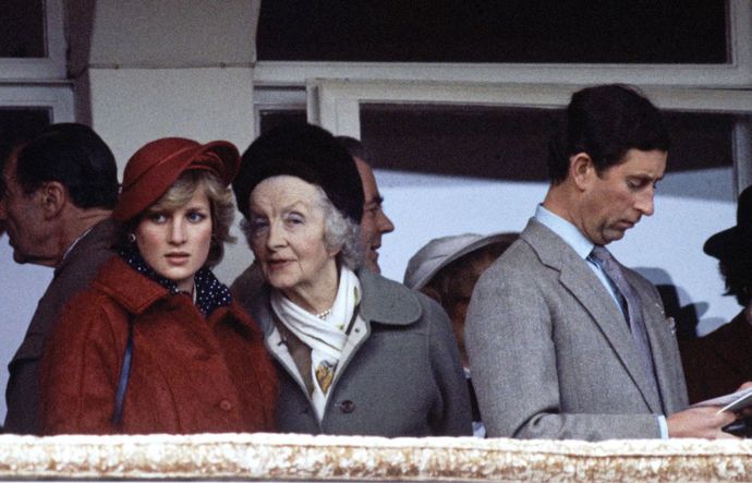 3. Její babička sloužila královně matce
Babička Diany Rutch Roche byla tzv. lady-in-waiting. To znamená, že byla osobní asistentkou a společnicí královny matky. Byla její blízkou přítelkyní a měla na starosti i organizaci několika královských společenských akcí.
3. Její babička sloužila královně matce
Babička Diany Rutch Roche byla tzv. lady-in-waiting. To znamená, že byla osobní asistentkou a společnicí královny matky. Byla její blízkou přítelkyní a měla na starosti i organizaci několika královských společenských akcí.