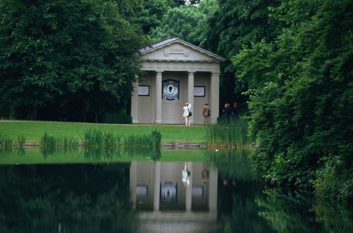21. Je pohřbena v rodinné hrobce na soukromém ostrůvku
Po tragické smrti v roce 1997 byla Diana pohřbena na Althorp Estate v Northamptonu. Pozůstalost spadá do rodiny Spencerových více než 500 let. Malý ostrov s chrámem na jezeře Oval byl věnován její vzpomínce.
21. Je pohřbena v rodinné hrobce na soukromém ostrůvku
Po tragické smrti v roce 1997 byla Diana pohřbena na Althorp Estate v Northamptonu. Pozůstalost spadá do rodiny Spencerových více než 500 let. Malý ostrov s chrámem na jezeře Oval byl věnován její vzpomínce.