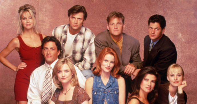 Melrose Place
Příběhy mladých a úspěšných nás v devadesátkách prostě bavily. Melrose Place, jakožto obdoba Beverly Hills 90210, nás nechala nahlédnout do Hollywoodu, který nás všechny fascinoval.
Zajímavost: Melrose Place a Beverly Hills byly zpočátku lehce propojené seriály. Grant Show účinkoval ve dvou epizodách Beverly Hills a stejně tak se v Melrose Place objevili Jennie Garth, Ian Ziering a Brian Austin Green.
Melrose Place
Příběhy mladých a úspěšných nás v devadesátkách prostě bavily. Melrose Place, jakožto obdoba Beverly Hills 90210, nás nechala nahlédnout do Hollywoodu, který nás všechny fascinoval.
Zajímavost: Melrose Place a Beverly Hills byly zpočátku lehce propojené seriály. Grant Show účinkoval ve dvou epizodách Beverly Hills a stejně tak se v Melrose Place objevili Jennie Garth, Ian Ziering a Brian Austin Green.