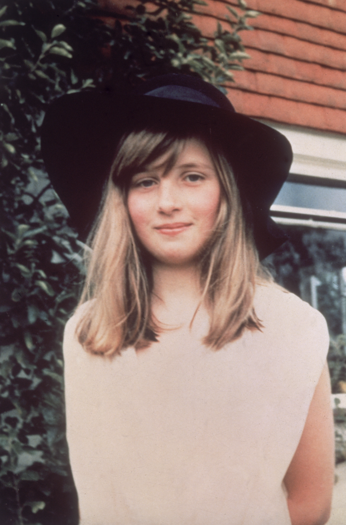6. Stala se "lady" Dianou poté, co její otec zdědil titul
Diana se stala Lady Dianou Spencerovou v roce 1975 poté, co její otec zdědil titul Earl Spencer. "Lady Di" se jí říkalo dokonce i poté, co získala titul princezny z Walesu, když si vzala prince Charlese.
6. Stala se "lady" Dianou poté, co její otec zdědil titul
Diana se stala Lady Dianou Spencerovou v roce 1975 poté, co její otec zdědil titul Earl Spencer. "Lady Di" se jí říkalo dokonce i poté, co získala titul princezny z Walesu, když si vzala prince Charlese.
