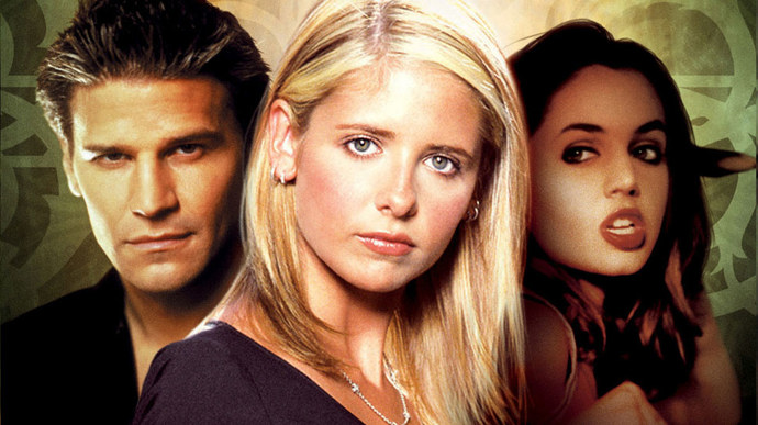 Buffy, přemožitelka upírů
Buffy bojovala s temnými silami. Její odvaha vytvořila v dalších televizních seriálech prostor pro ženy hrdinky.
Zajímavost: Tvůrce seriálu Joss Whedon přiznal, že námět na Buffy ho napadl na základě všech horrorů, ve kterých bezmocná mladá blondýnka umírá jako první. Cítil, že tento archetyp potřeboval upravit.
Buffy, přemožitelka upírů
Buffy bojovala s temnými silami. Její odvaha vytvořila v dalších televizních seriálech prostor pro ženy hrdinky.
Zajímavost: Tvůrce seriálu Joss Whedon přiznal, že námět na Buffy ho napadl na základě všech horrorů, ve kterých bezmocná mladá blondýnka umírá jako první. Cítil, že tento archetyp potřeboval upravit.