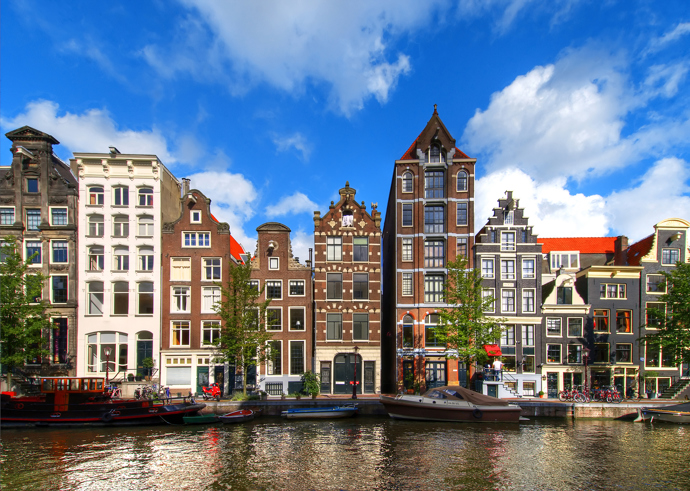 Amsterdam

Letos v létě se otevírá další z Soho House hotelů právě v Amsterdamu. Nachází se v krásné budově Bungehuis na ulici Spuistraat nedaleko od amsterodamských kanálů. Hotel má navíc střešní bazén, z něhož je na celé město krásný výhled. 

Amsterdam je známý díky své umělecké scéně, proto je právě umělecky laděný podnik Toki ideálním místem, kde začít den (a vyfotit si skvělou fotku na Instagram). Interiér je minimalistický a atmosféra přátelská a sousedská. 

Holandské hlavní město by se nabízelo celé projet na kole, ale objevovat ho můžete i z lodě plující po jednom z tamních kanálů. 
