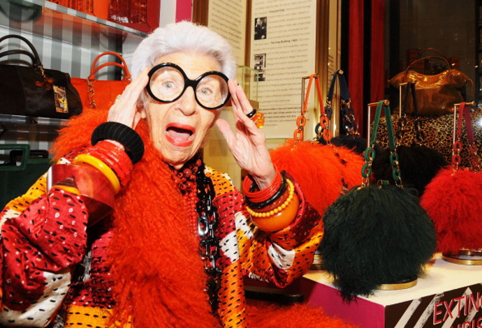 Iris (2014)
Díky svým kulatým brýlím s tlustými obroučkami a nezaměnitelnému newyorskému přízvuku je Iris Apfel i ve svých 96 letech (!) stále uznávanou módní ikonou. Snímek Iris mapuje její kariéru byznysmenky a neutuchající elán, s nímž nám stále připomíná, že móda může být pomíjivá, ale styl je skutečně věčný.
Iris (2014)
Díky svým kulatým brýlím s tlustými obroučkami a nezaměnitelnému newyorskému přízvuku je Iris Apfel i ve svých 96 letech (!) stále uznávanou módní ikonou. Snímek Iris mapuje její kariéru byznysmenky a neutuchající elán, s nímž nám stále připomíná, že móda může být pomíjivá, ale styl je skutečně věčný.