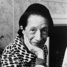 Diana Vreeland: The Eye Has to Travel (2011)

Před tím, než se šéfredaktoři a editoři začali považovat za osobnosti a blogeři začali udávat trendy, existovala skutečná osobnost: Diana Vreeland. Této šéfredaktorce Vogue se podařilo módní průmysl během šedesátých let posunout k modernímu věku. Film zachycuje její život, od společenské dívky přes šéfredaktorku Vogue až po významnou činnost v kostýmním institutu v Metropolitním muzeu umění v New Yorku.
