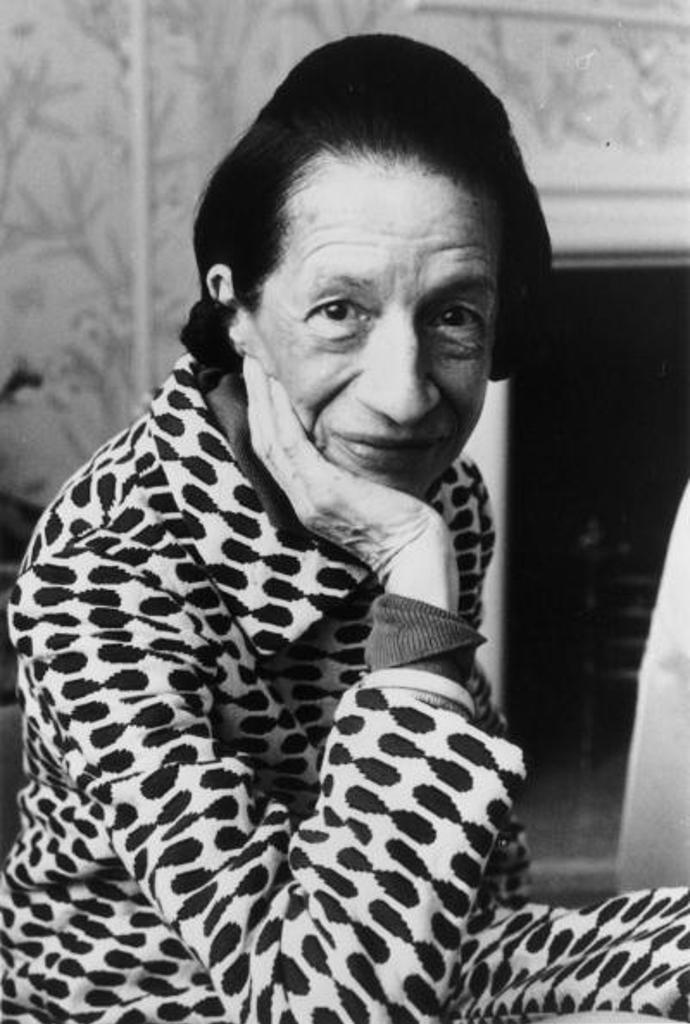 Diana Vreeland: The Eye Has to Travel (2011)
Před tím, než se šéfredaktoři a editoři začali považovat za osobnosti a blogeři začali udávat trendy, existovala skutečná osobnost: Diana Vreeland. Této šéfredaktorce Vogue se podařilo módní průmysl během šedesátých let posunout k modernímu věku. Film zachycuje její život, od společenské dívky přes šéfredaktorku Vogue až po významnou činnost v kostýmním institutu v Metropolitním muzeu umění v New Yorku.
Diana Vreeland: The Eye Has to Travel (2011)
Před tím, než se šéfredaktoři a editoři začali považovat za osobnosti a blogeři začali udávat trendy, existovala skutečná osobnost: Diana Vreeland. Této šéfredaktorce Vogue se podařilo módní průmysl během šedesátých let posunout k modernímu věku. Film zachycuje její život, od společenské dívky přes šéfredaktorku Vogue až po významnou činnost v kostýmním institutu v Metropolitním muzeu umění v New Yorku.