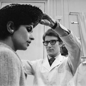 Yves Saint Laurent: spalující láska (L'Amour Fou, 2010)

Módní dům Saint Laurent dostává pod vedením Anthonyho Vaccarella novou podobu, a tak je na čase se podívat zblízka na osobnost, která stejnojmennou francouzskou značku založila. Tento dokument ukazuje nejen život samotného Yves Saint-Laurenta, ale především jeho vztah s Pierrem Bergé, který mu byl partnerem jak v obchodě, tak v životě.
