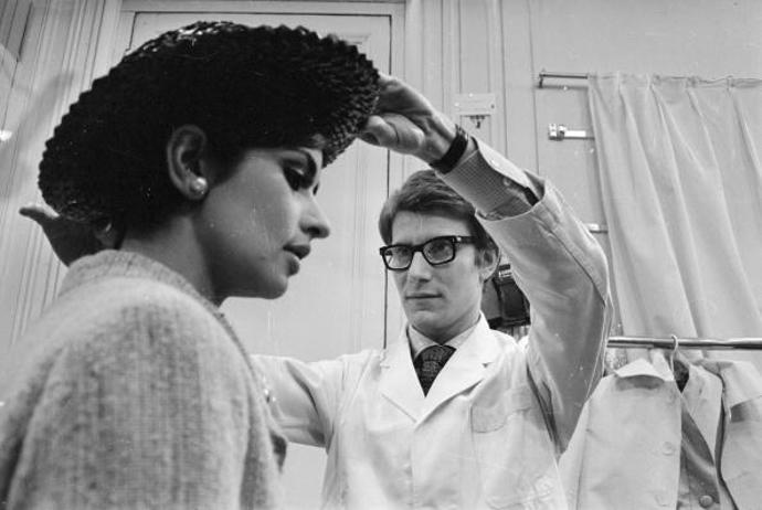 Yves Saint Laurent: spalující láska (L'Amour Fou, 2010)
Módní dům Saint Laurent dostává pod vedením Anthonyho Vaccarella novou podobu, a tak je na čase se podívat zblízka na osobnost, která stejnojmennou francouzskou značku založila. Tento dokument ukazuje nejen život samotného Yves Saint-Laurenta, ale především jeho vztah s Pierrem Bergé, který mu byl partnerem jak v obchodě, tak v životě.
Yves Saint Laurent: spalující láska (L'Amour Fou, 2010)
Módní dům Saint Laurent dostává pod vedením Anthonyho Vaccarella novou podobu, a tak je na čase se podívat zblízka na osobnost, která stejnojmennou francouzskou značku založila. Tento dokument ukazuje nejen život samotného Yves Saint-Laurenta, ale především jeho vztah s Pierrem Bergé, který mu byl partnerem jak v obchodě, tak v životě.