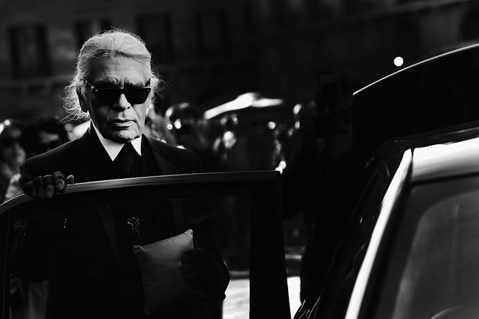 Lagerfeld - důvěrné (Lagerfeld Confidential, 2007)
Jak vypadá den v životě Karla Lagerfelda? Lagerfeld - důvěrné zobrazuje každodenní život tohoto návrháře, který si přísně střeží své soukromí. V dokumentu ho však kamera mohla sledovat například v jeho pařížském chaotickém bytě nebo v soukromém letadle. Diváci mají tak příležitost alespoň trochu zjistit, co se skrývá za černými brýlemi slavného návrháře.
Lagerfeld - důvěrné (Lagerfeld Confidential, 2007)
Jak vypadá den v životě Karla Lagerfelda? Lagerfeld - důvěrné zobrazuje každodenní život tohoto návrháře, který si přísně střeží své soukromí. V dokumentu ho však kamera mohla sledovat například v jeho pařížském chaotickém bytě nebo v soukromém letadle. Diváci mají tak příležitost alespoň trochu zjistit, co se skrývá za černými brýlemi slavného návrháře.