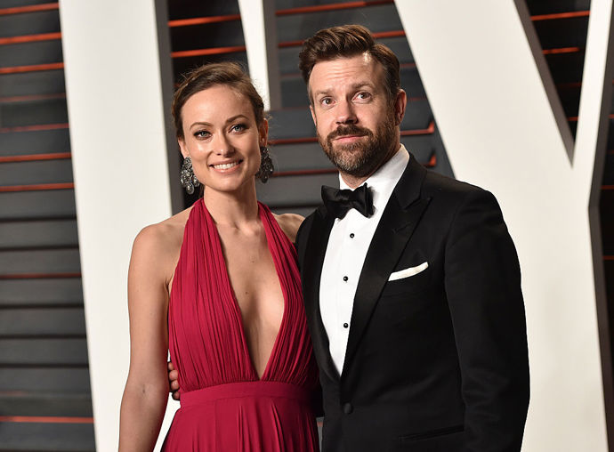 Olivia Wilde a Jason Sudeikis

Herečka a modelka Olivia Wilde a herec Jason Sudeikis se zasnoubili v roce 2013. Mají spolu dvě děti dceru Daisy a syna Otise, ale svatba zatím neproběhla. "Sice nejsme oddaní, ale jsme svým způsobem spojeni," řekla Olivia o jejich vztahu. "Před tím, než máte děti, je manželství určitým závazkem a slibem jednoho druhému, ale když už máte děti, je to jako 'No, už jsme se zavázali a něco si slíbili.'"

