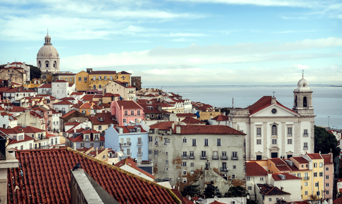 Lisabon

V portugalském hlavním městě zažijete nejlepší chvíle, když se ubytujete přímo u domorodců. K tomu jsou ideální byty přes portál airbnb.com nebo booking.com. Pokud byste přeci jen chtěla do hotelu, zkuste Palacio Ramalhete, z něhož je krásný výhled na moře. Pokud milujete mořské plody a ryby, na jídlo se vydejte do JNcQUOI. V tomto centru pro gurmány najdete restaurace a obchody se samými lokálními produkty. 

Při návštěvě Lisabonu si vyčleňte jeden den na pouhé procházení se barevnými ulicemi a navštěvování antiků a vintage obchůdků. Určitě nevynechejte trh Feira da Ladra, centrum umění LX Factory a obchod Arco da Velha.
