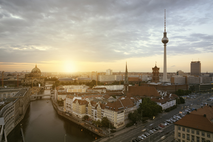 Berlín

Pokud máte ráda hotely v historických budovách s atmosférou, bude pro vás Hotel de Rome ten pravý. Nachází se v budově bývalé banky z 19. století a uvnitř jsou velké pokoje, mramorované koupelny a elegantní zahradní terasy, na kterých si můžete užívat dlouhé snídaně. Jestli ale toužíte po něčem trochu jiném, zkuste Das Stue Hotel, který je skvělým výchozím bodem pro prohlídku Berlína. 

Každý čtvrtek se koná velký street food market v kreativní čtvrti Kreuzberg. Vynechat byste neměla ani Clärchens Ballhaus, což je podnik, který se od roku 1913 moc nezměnil a zachoval si tak jedinečnou atmosféru. 
