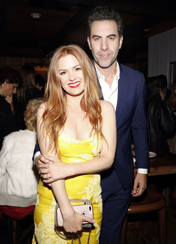 Isla Fischer a Sacha Baron Cohen

Herečka Isla Fischer a komik Sacha Baron Cohen spolu začali chodit už v roce 2002, zasnoubili se o dva roky později. Zasnoubení jim vydrželo šest let, byli oddáni v Paříži v roce 2010. Dnes spolu mají tři děti: dcery Olive a Elulu a syna Montgomery.

